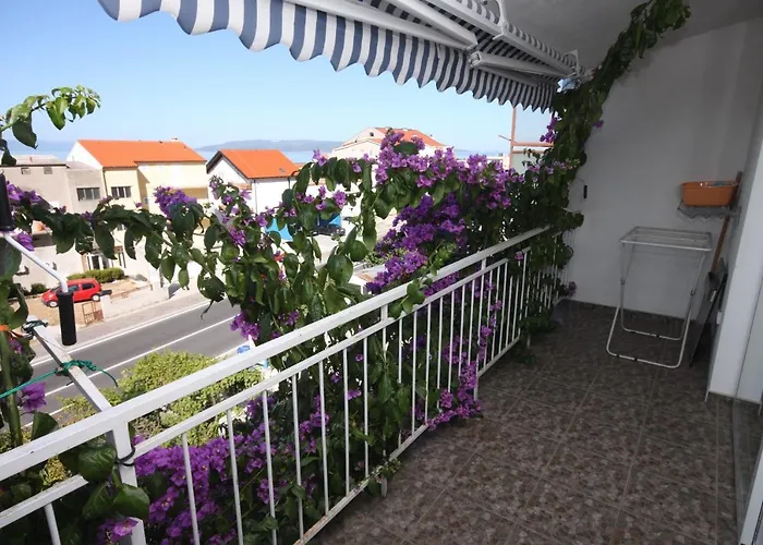 Apartment With Parking Space - 9696 *